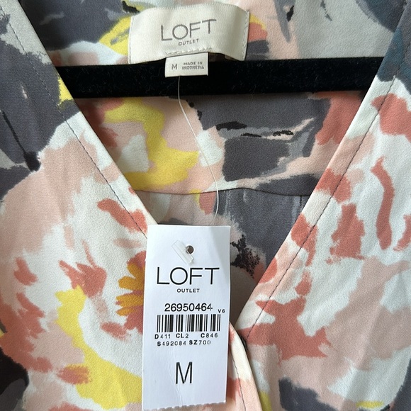 NWT LOFT Outlet Grey Asphalt Floral Peplum Shell Sleeveless Blouse - Picture 4 of 8